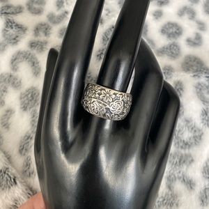 Sterling silver band ring flower print